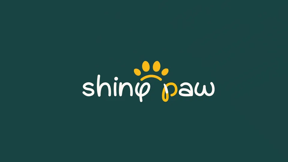 Il logo Shiny Paw bianco e giallo su fondo verde petrolio, con il disegno a linea di un cane