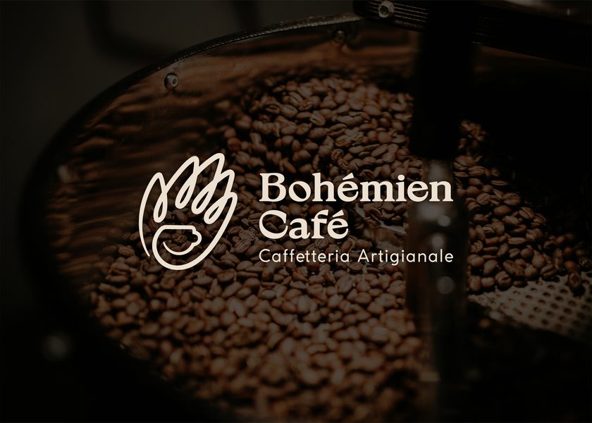 Il logo Bohémien Café, una mano che regge una tazzina, chiaro su chicchi di caffè